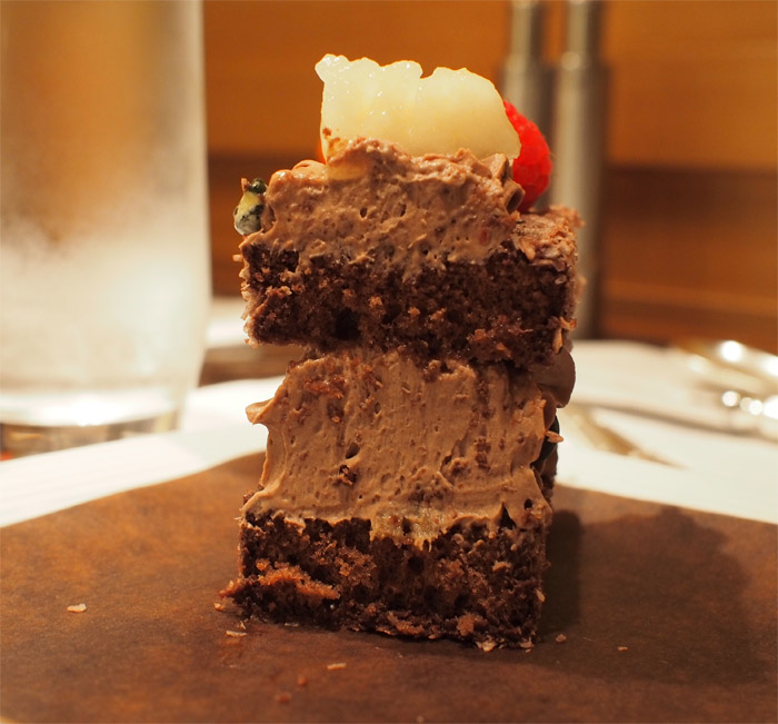 断面：ペニンシュラブティック東京チョコレートケーキ